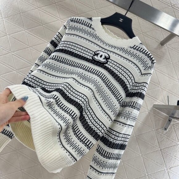 CHANEL Monochrome Patterned Women's Sweater - Picture 2 of 6